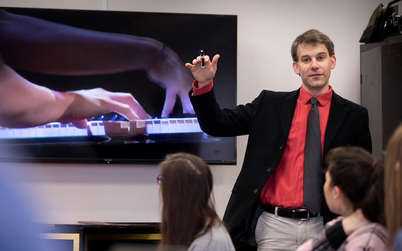 uc-musicology-160302-ah-01.jpg Musicology faculty member teaches a class in front of a video screen showcasing a pianist