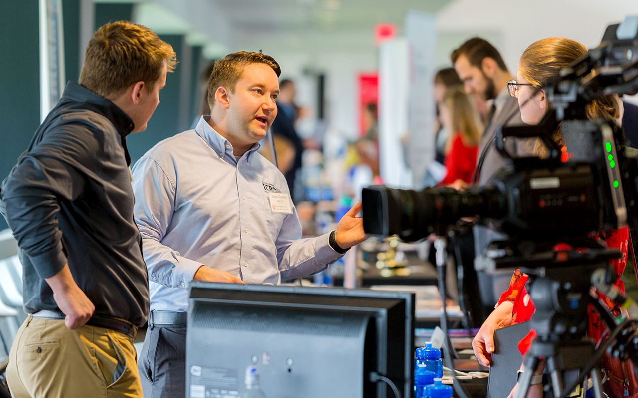 ccm-mpro-internship-2024-01.jpg Media Production students discuss internships during the MPRO Career Fair